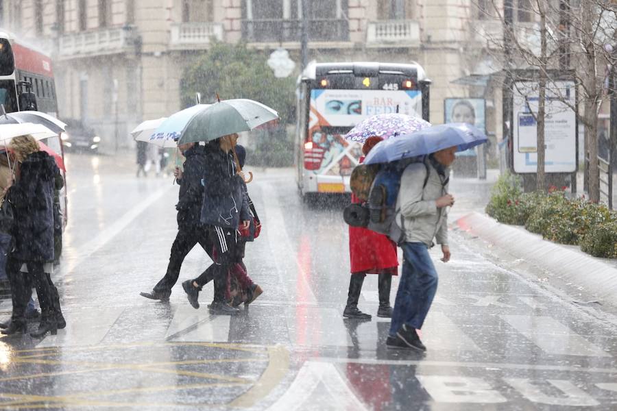 La capital vive una jornada con mal tiempo y en alerta amarilla por el viento