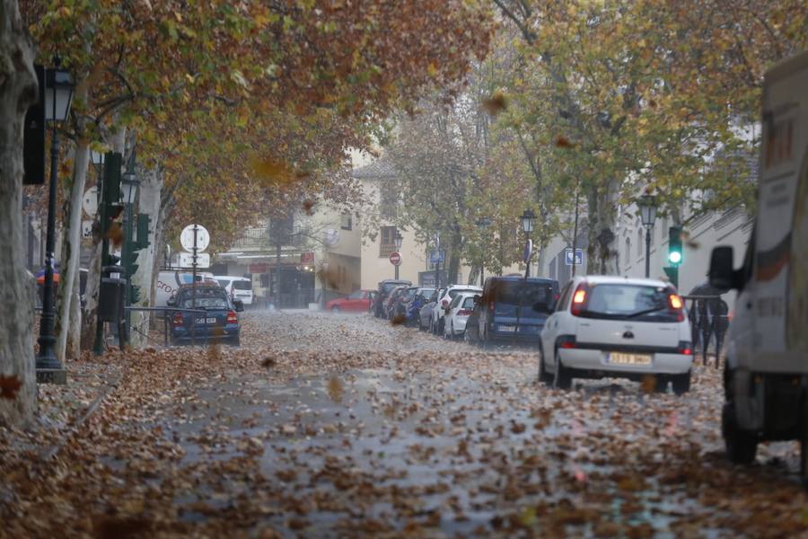 La capital vive una jornada con mal tiempo y en alerta amarilla por el viento