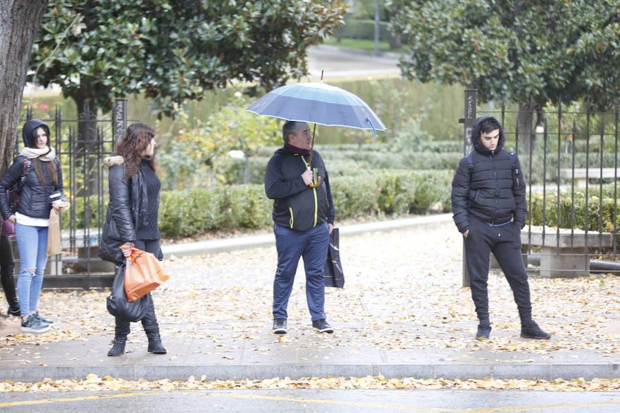 La capital vive una jornada con mal tiempo y en alerta amarilla por el viento