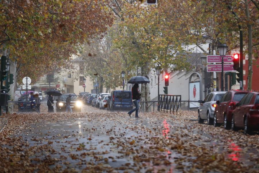 La capital vive una jornada con mal tiempo y en alerta amarilla por el viento