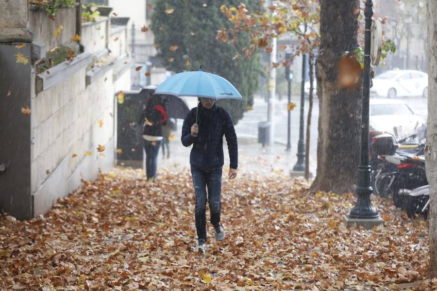 La capital vive una jornada con mal tiempo y en alerta amarilla por el viento