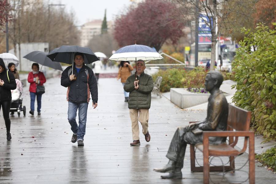 La capital vive una jornada con mal tiempo y en alerta amarilla por el viento