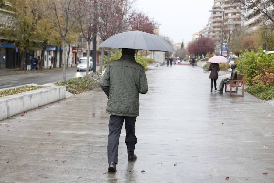 La capital vive una jornada con mal tiempo y en alerta amarilla por el viento