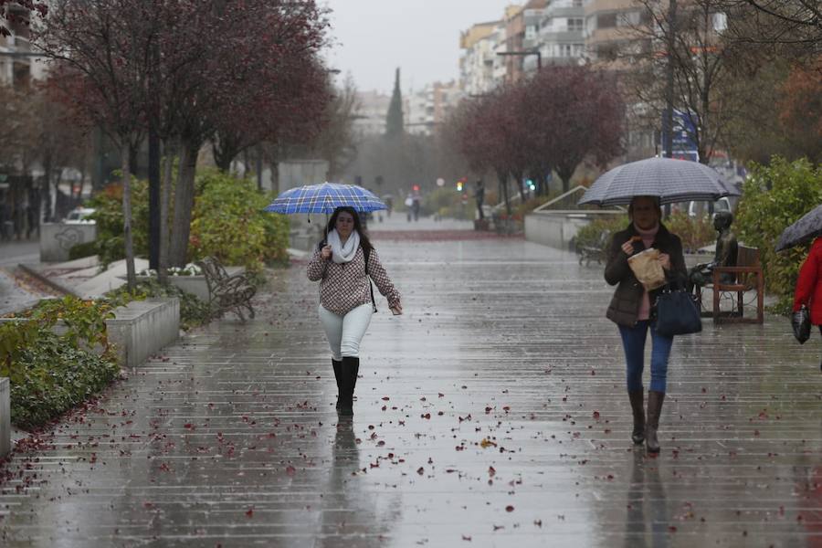La capital vive una jornada con mal tiempo y en alerta amarilla por el viento