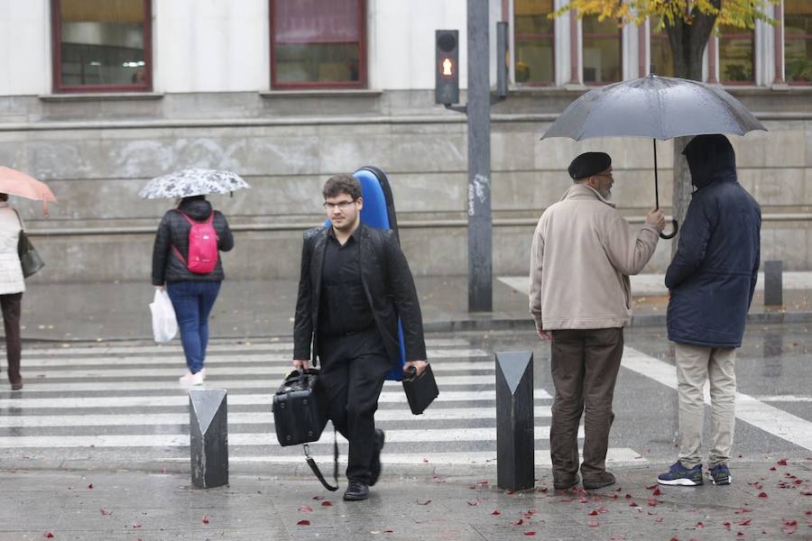 La capital vive una jornada con mal tiempo y en alerta amarilla por el viento