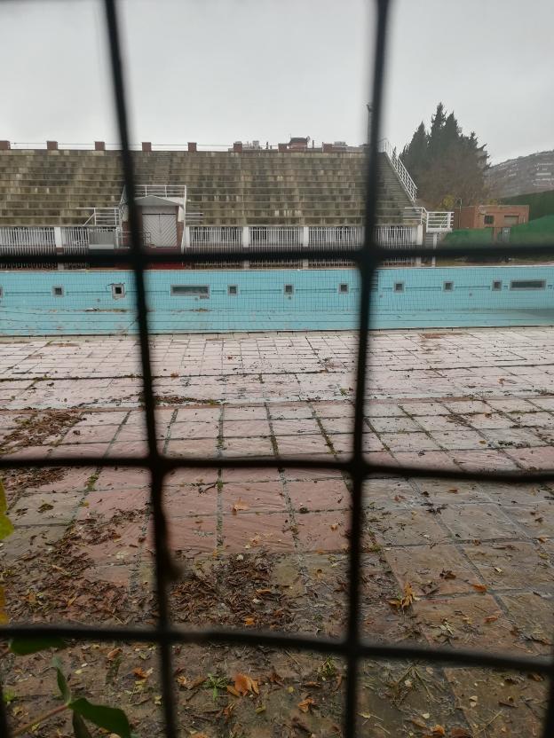 Deterioro en las instalaciones de la piscina universitaria.