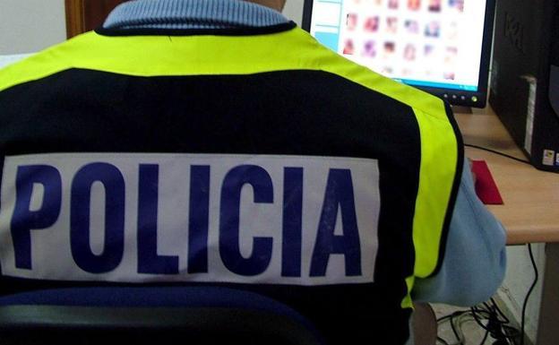 Piden 3 años de cárcel a un policía nacional por grabar a sus compañeras en el vestuario