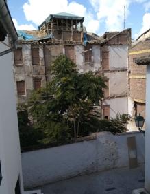 Imagen secundaria 2 - 1. Vivienda en mal estado en la calle Panaderos, que genera humedades a los vecinos. / 2. ivienda entre la cuesta del Chapiz y la calle Veredilla de San Agustín. Tiene parte del tejado y la fachada derruida. / 3. Parte posterior del edificio en ruinas y abandonado, situado entre las calles Elvira y Serrano, donde vende lotería José.