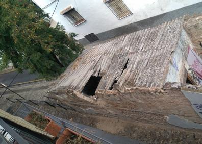 Imagen secundaria 1 - 1. Vivienda en mal estado en la calle Panaderos, que genera humedades a los vecinos. / 2. ivienda entre la cuesta del Chapiz y la calle Veredilla de San Agustín. Tiene parte del tejado y la fachada derruida. / 3. Parte posterior del edificio en ruinas y abandonado, situado entre las calles Elvira y Serrano, donde vende lotería José.
