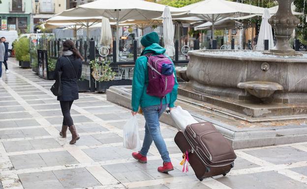 La prohibición de anunciar pisos turísticos 'en negro' reduce un 20% la oferta en Internet