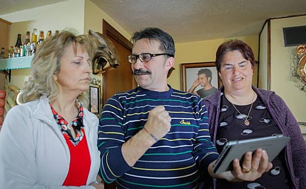 Los padres de las víctimas, en una imagen de 2014