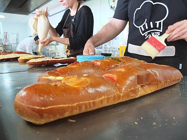 Siete personas acababan ayer por la mañana el roscón gigante de Quevedo en el obrador de la compañía, junto al Paseo Marítimo. 