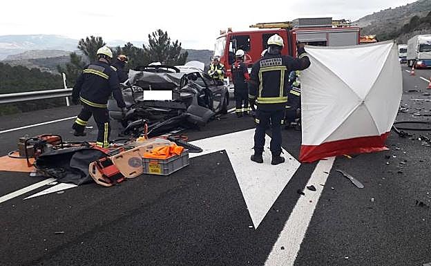 Una mujer muerta y dos heridos graves al ser embestido su coche averiado por otro vehículo