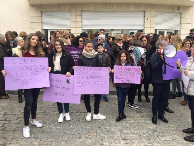 Jóvenes manifestantes a las puertas de la Subdelegación del Gobierno de Jaén. 
