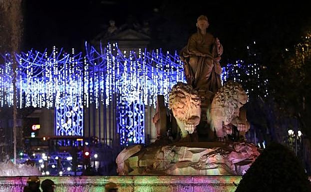 Vista de la fuente de Cibeles de Madrid durante el tradicional encendido de luces de Navidad.