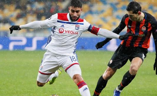 Fekir, la estrella del Lyon, disputa un balón con Stepanenko