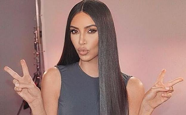 Kim Kardashian enseña las uñas