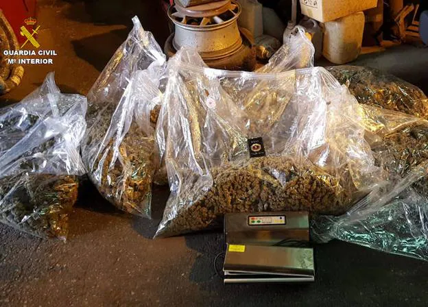 Sucesos en Granada: Encuentran una furgoneta accidentada en la A-92 con 22 kilos de marihuana escondicos