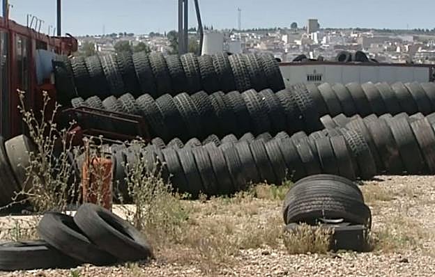 Ruedas con las casas de Mengíbar al fondo. 