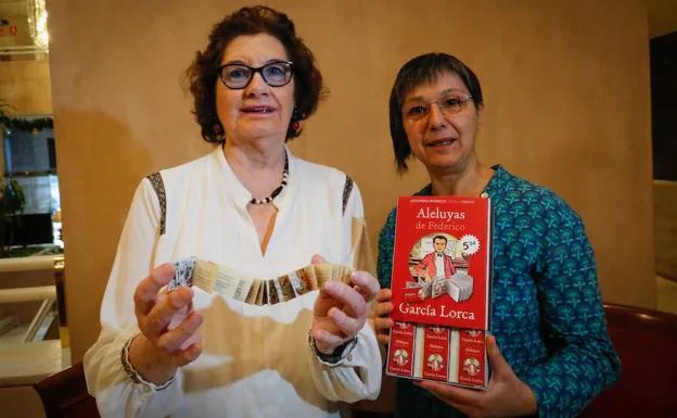 Antonina Rodrigo (izq) y Fabiola Garrido (dcha) posan con la nueva publicación, que tiene forma de caja de cerillas.