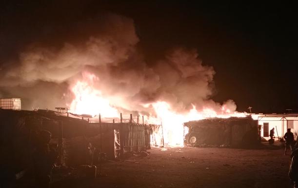 Un incendio de un asentamiento en Níjar calcina 18 chabolas y deja dos heridos, uno de ellos grave