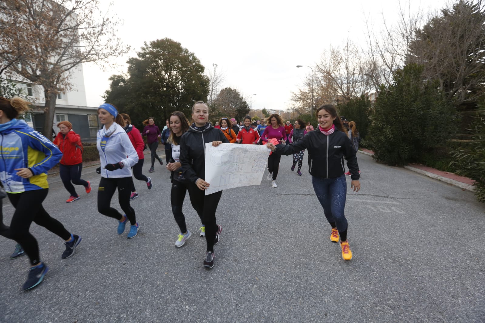 Un grupo de ochenta corredoras marcha por las principales calles de la ciudad para expresar que quieren practicar deporte con la garantía de que podrán volver a sus casas