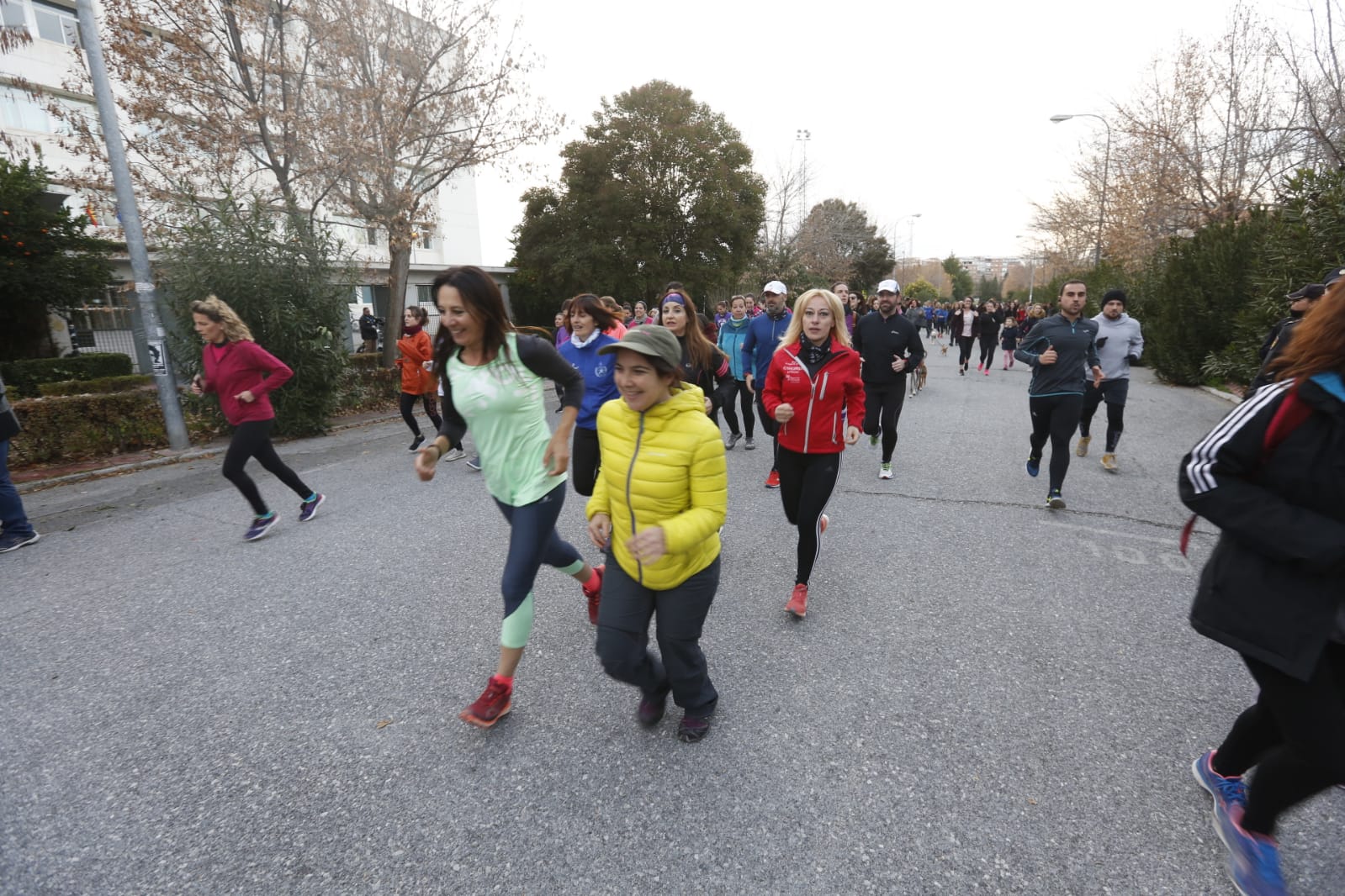 Un grupo de ochenta corredoras marcha por las principales calles de la ciudad para expresar que quieren practicar deporte con la garantía de que podrán volver a sus casas