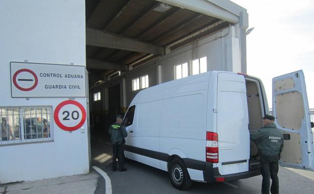 La Guardia Civil descubre en el puerto de Motril una furgoneta robada cuando pretendían embarcarla hacia Nador