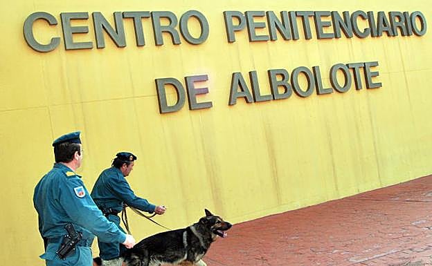 Denuncian la dificultad para cubrir los turnos por la avalancha de bajas médicas en la cárcel de Albolote