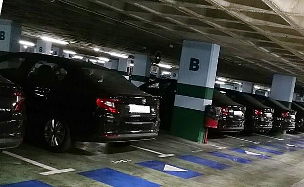 La flota de Uber, en un parking granadino.