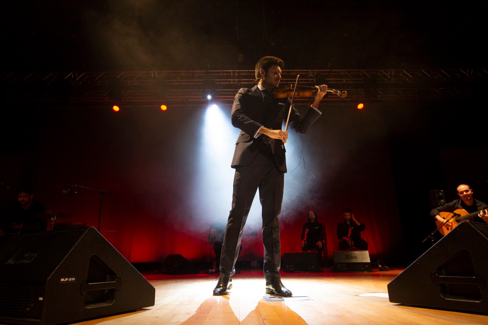 El violinista cordobés deleita a Granada con su espectáculo 'Alma del violín flamenco'