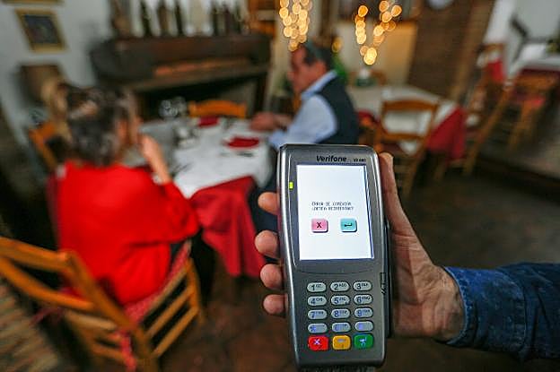 Datáfono fuera de servicio en un restaurante.