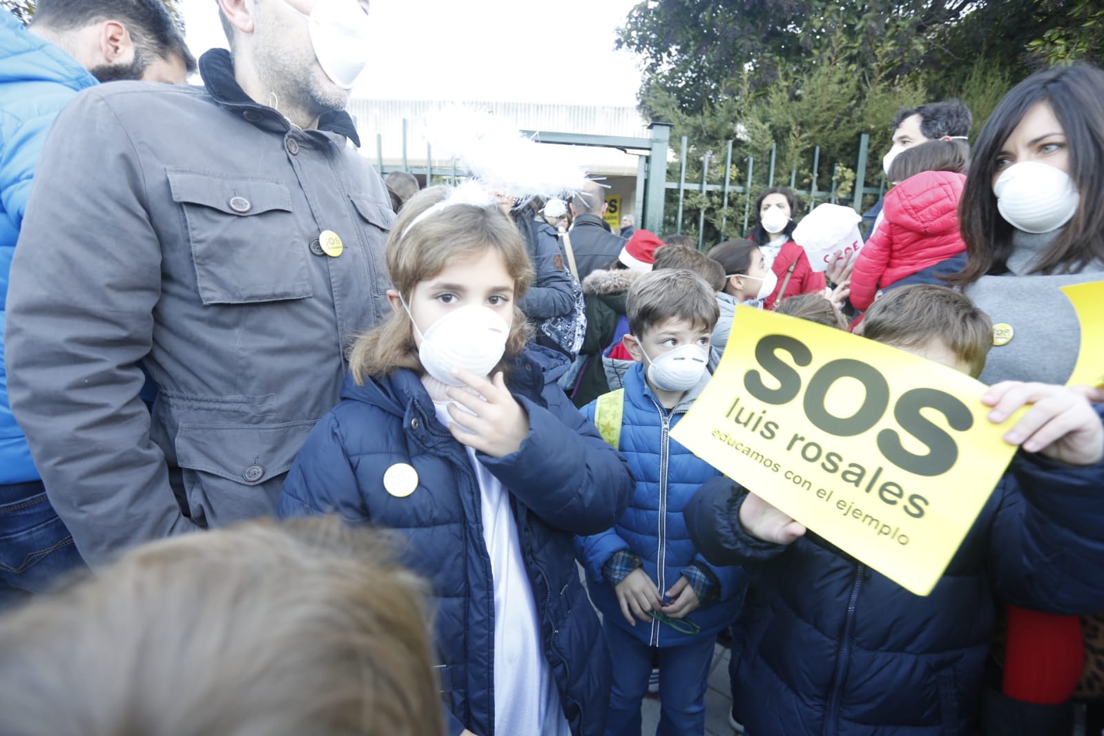 Madres, padres y alumnos del centro de Infantil y Primaria sufren cada mañana los 'malos humos' de la calle Rector Marín Ocete