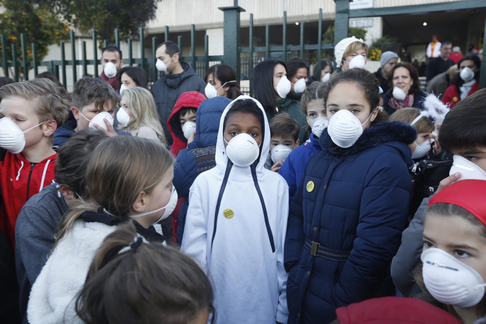 Madres, padres y alumnos del centro de Infantil y Primaria sufren cada mañana los 'malos humos' de la calle Rector Marín Ocete