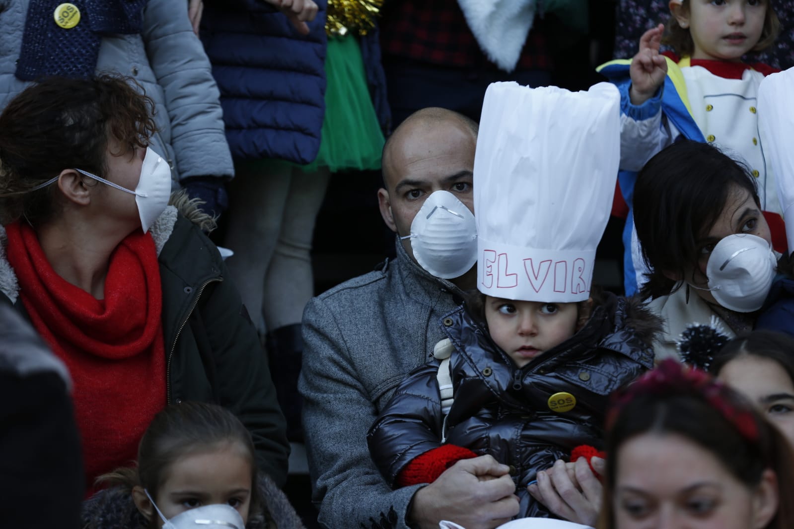 Madres, padres y alumnos del centro de Infantil y Primaria sufren cada mañana los 'malos humos' de la calle Rector Marín Ocete