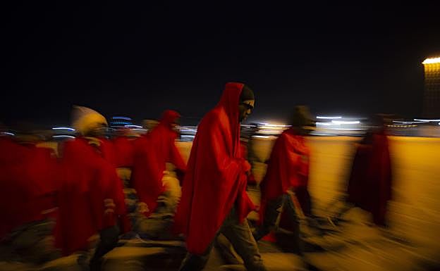 Imagen de la llegada de otro grupo de personas rescatadas y trasladadas al Puerto de Motril.