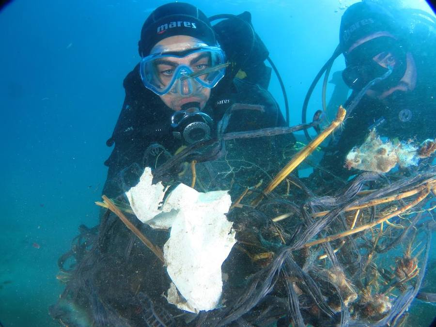 Voluntarios retiran casi 200 kilos de plásticos de una pradera de Posidonia en la Costa Tropical