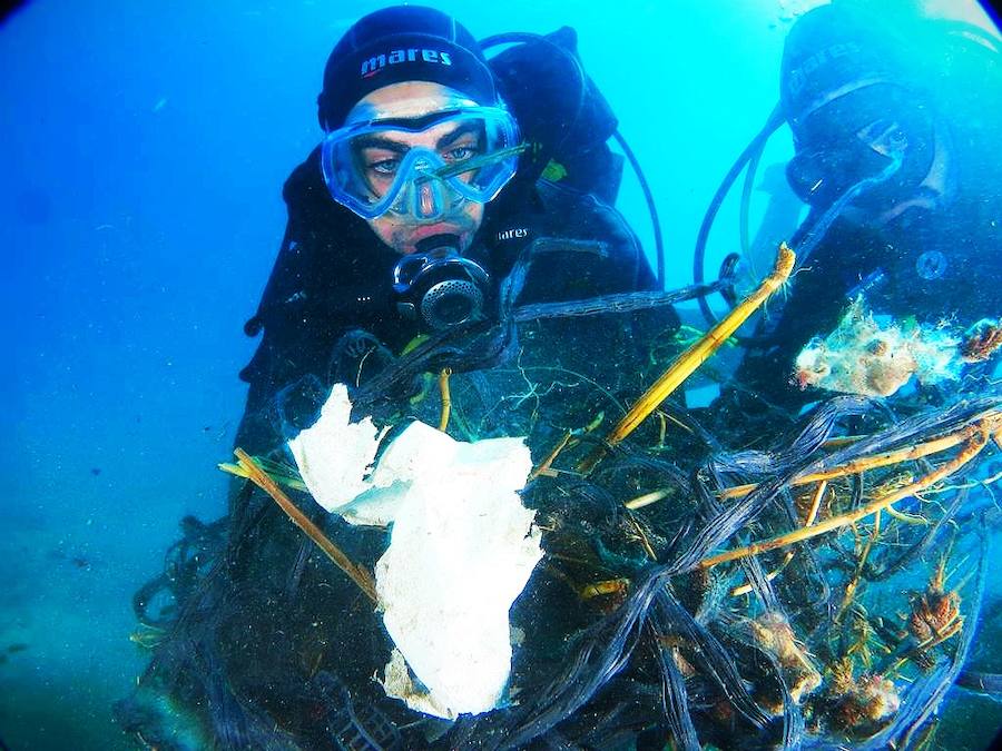 Voluntarios retiran casi 200 kilos de plásticos de una pradera de Posidonia en la Costa Tropical