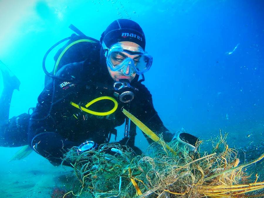 Voluntarios retiran casi 200 kilos de plásticos de una pradera de Posidonia en la Costa Tropical