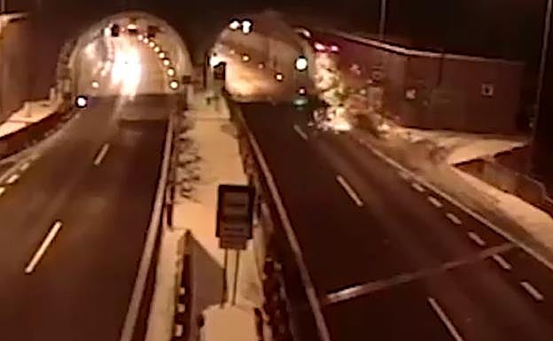 Vídeo | 'Vuela' con su coche en un espectacular accidente y sobrevive