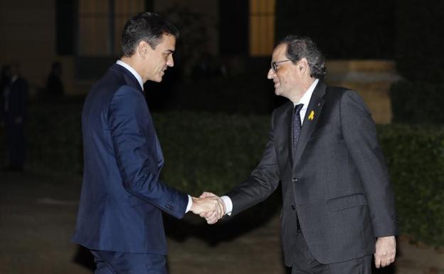 El presidente del Gobierno, Pedro Sánchez, saluda al presidente de la Generalitat, Quim Torra (. 