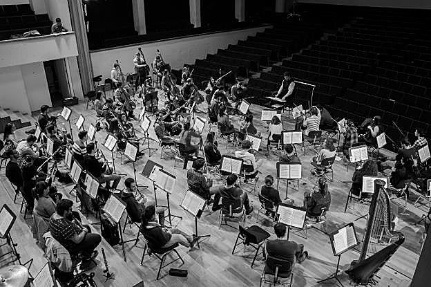 Una sesión de trabajo de la Orquesta Filarmonía Granada, con Ricardo Espigares al frente. 