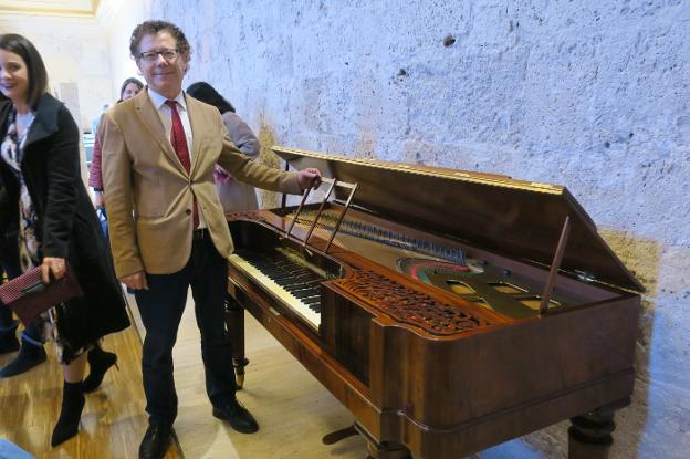 Reynaldo Fernández, con el instrumento.