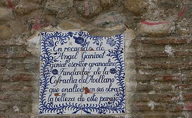 Imagen. Placa en recuerdo de Ángel Ganivet en el Camino del Avellano.