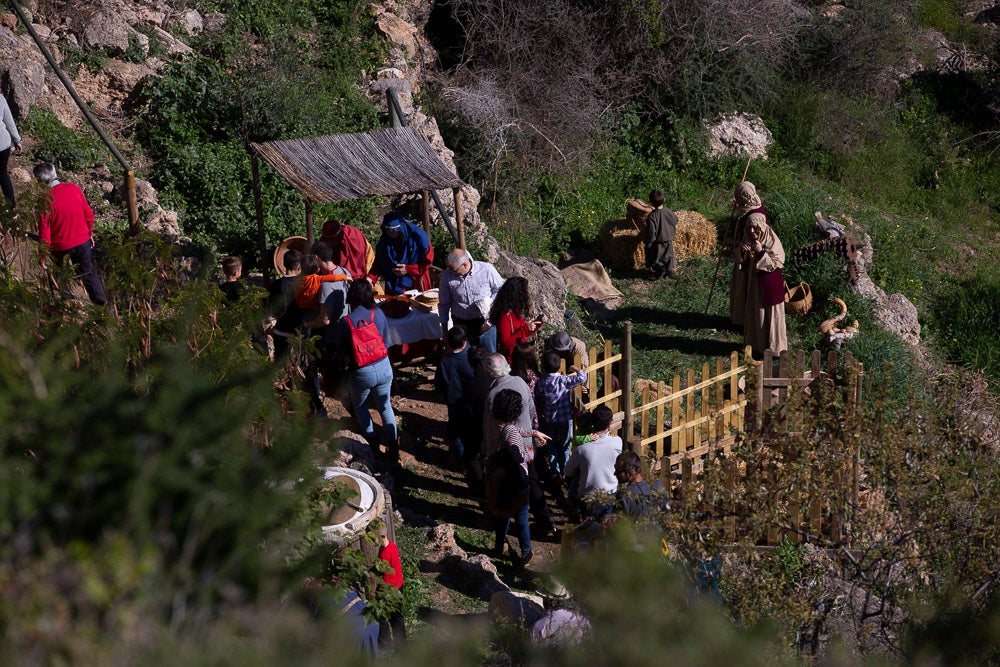 El anejo motrileño de Tablones ha vuelto a organizar su exitoso Belén Viviente, que el municipio 'utiliza' como reclamo turístico