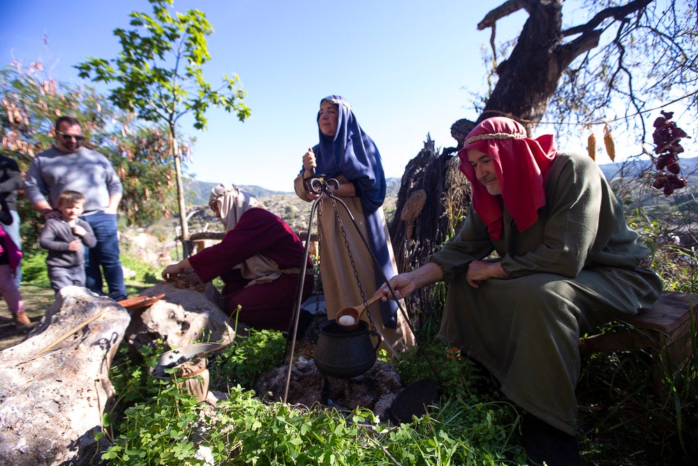 El anejo motrileño de Tablones ha vuelto a organizar su exitoso Belén Viviente, que el municipio 'utiliza' como reclamo turístico
