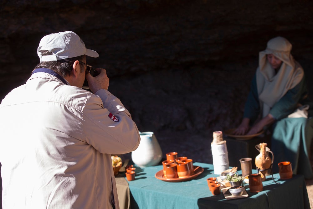El anejo motrileño de Tablones ha vuelto a organizar su exitoso Belén Viviente, que el municipio 'utiliza' como reclamo turístico