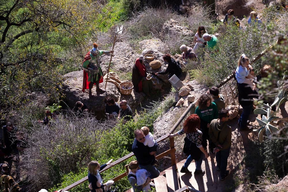 El anejo motrileño de Tablones ha vuelto a organizar su exitoso Belén Viviente, que el municipio 'utiliza' como reclamo turístico