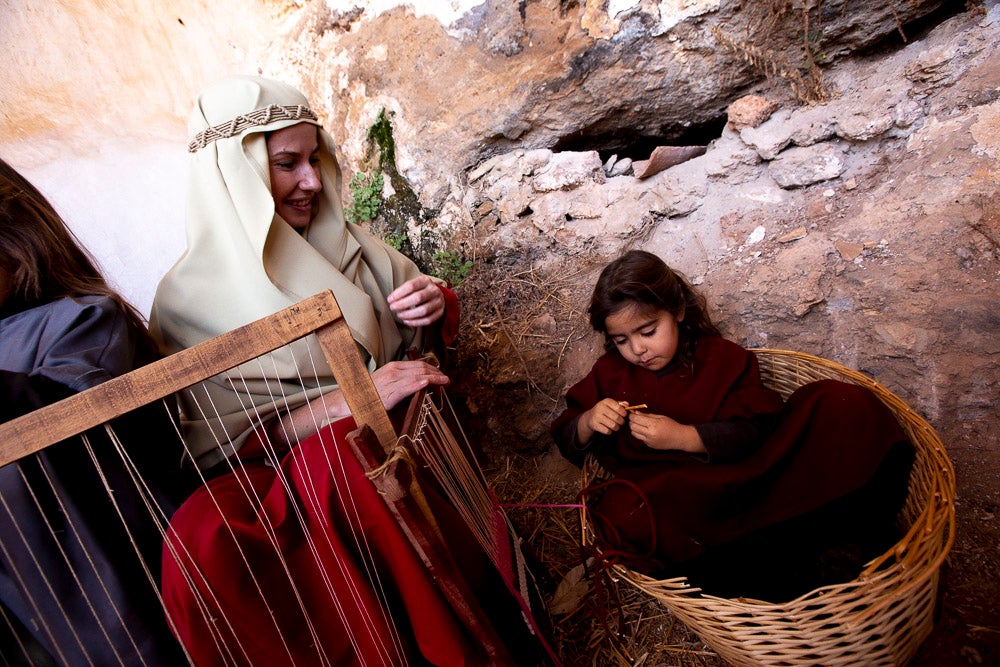 El anejo motrileño de Tablones ha vuelto a organizar su exitoso Belén Viviente, que el municipio 'utiliza' como reclamo turístico