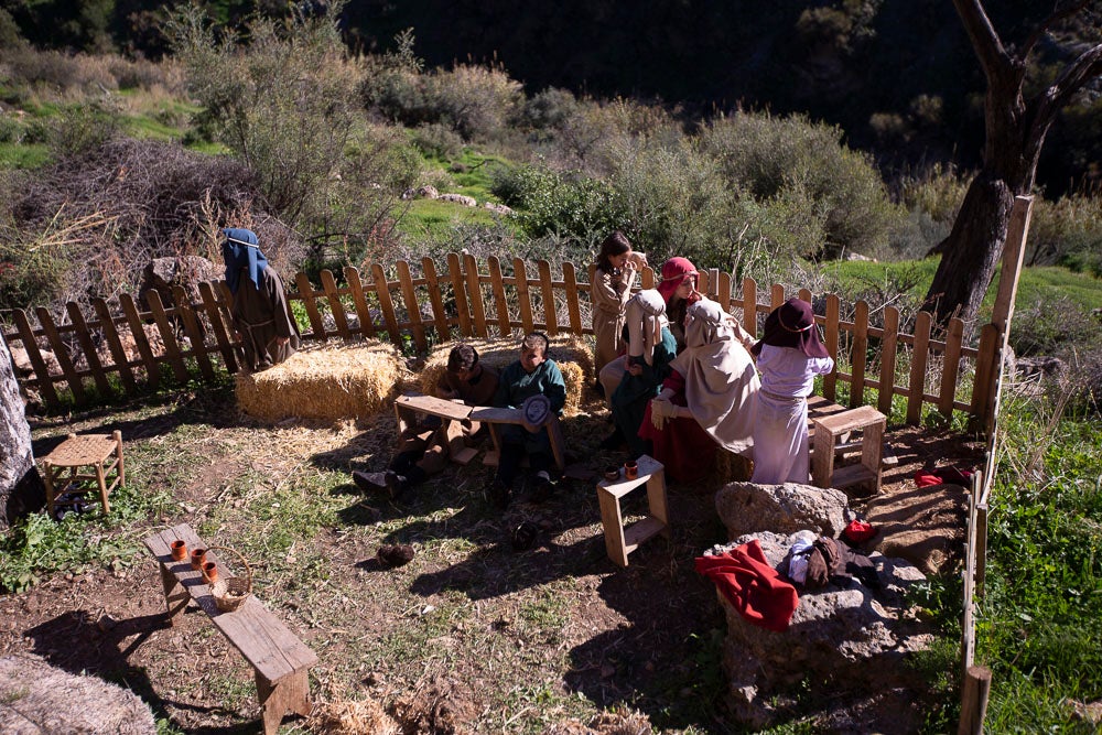 El anejo motrileño de Tablones ha vuelto a organizar su exitoso Belén Viviente, que el municipio 'utiliza' como reclamo turístico